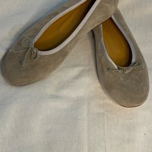Beautifully crafted suede low shoes